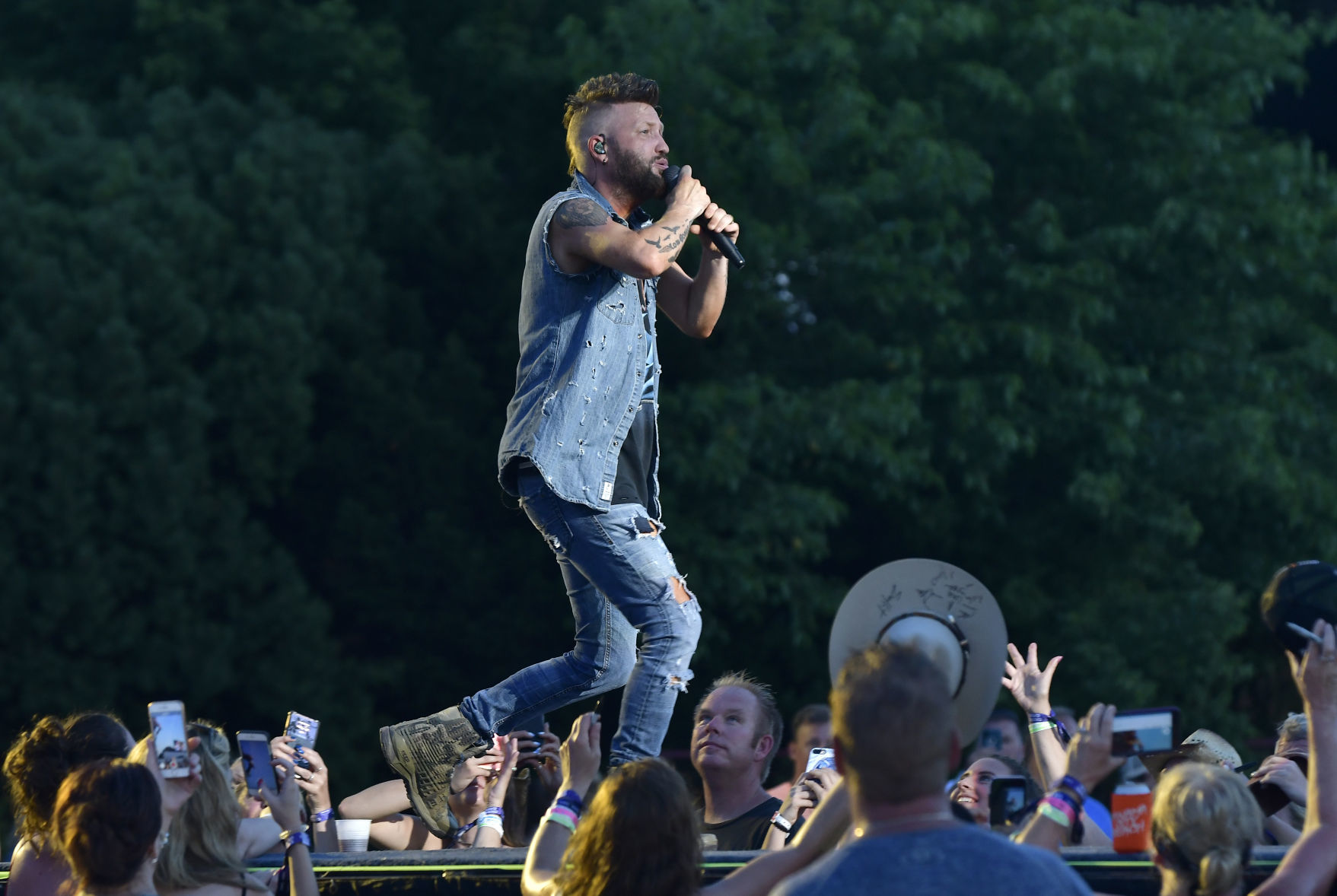 COUNTRY THUNDER